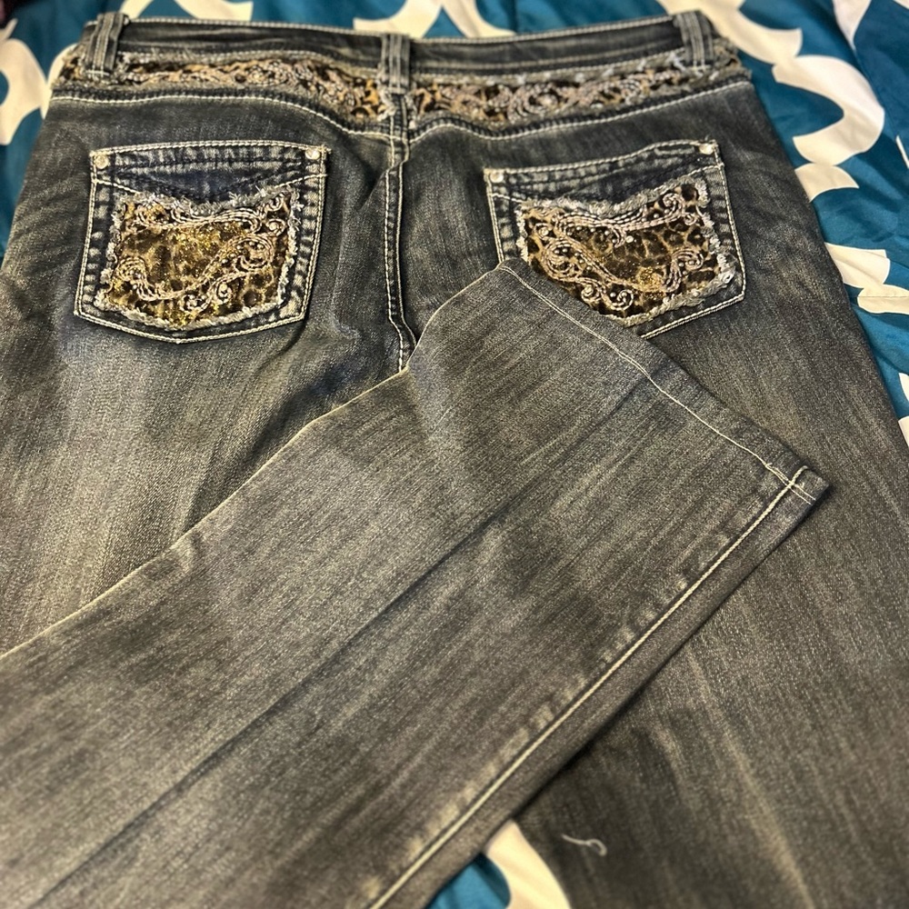 Nice looking Reba jeans. Please see pictures to see all the beautiful details.